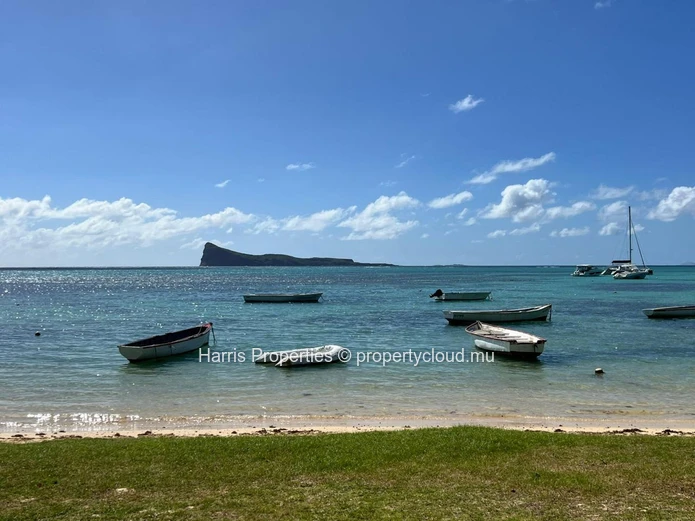 Terrain Exceptionnel En Bord De Mer À Vendre À Pereybere – Opportunité D'investissement Rare