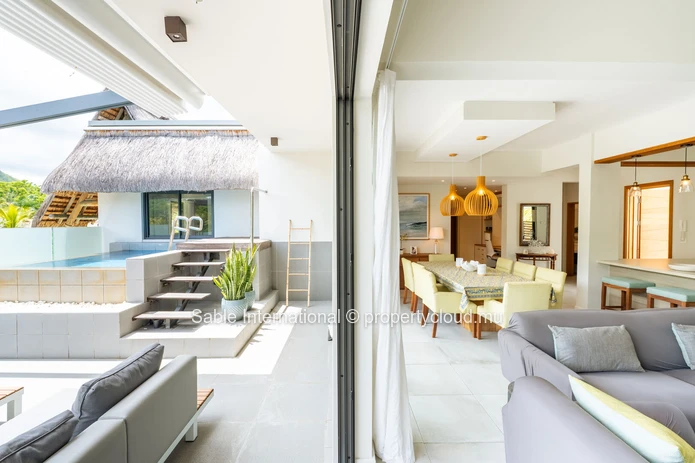 Penthouse PDS à vendre à Tamarin, Rivière Noire. Terrain de 210m², 3 chambres, piscine privée, vue rivière et montagne.