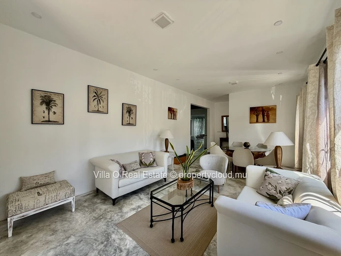 In a private neighborhood, close to the sea, this villa with modern architecture is bright and spacious. It offers in...