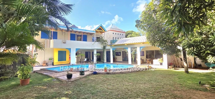 Discover this spacious furnished and equipped house of 350 m², on a plot of 233 toises (20 perches), just a few minut...