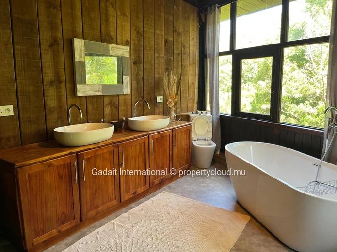 Maison en bois authentique & terrain à vendre à Chamarel, Île Maurice