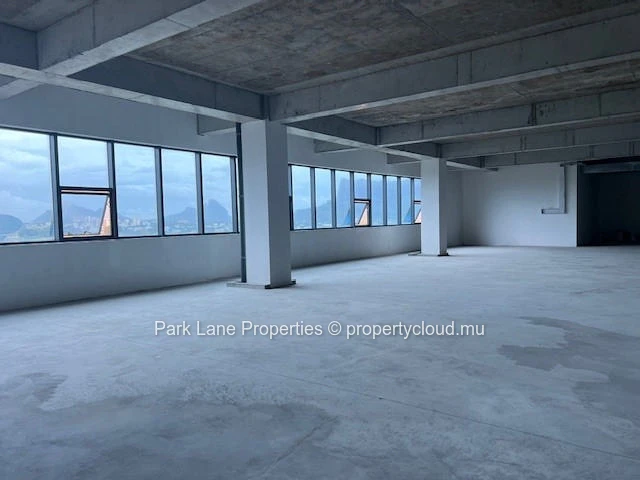 Shell and core office space of 265 m2