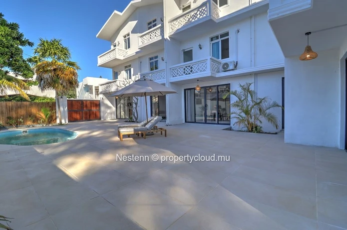 Five elegant triplex apartments 