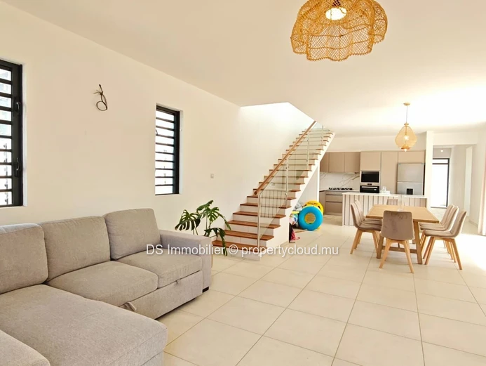 Villa Spacieuse De 5 Chambres + Bureau En Location À Grand Baie - Nord (Mandat exclusif)