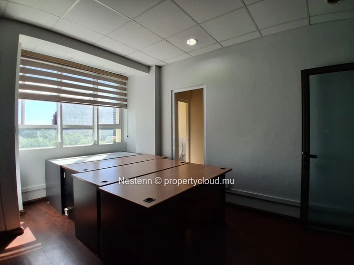 Office space for sale in Port Louis, 30 m², in need of renovation, including air conditioning, private elevator, gene...