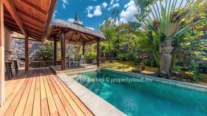 Élégante Villa de Style Balinais avec 3 Chambres, Piscine et Kiosque