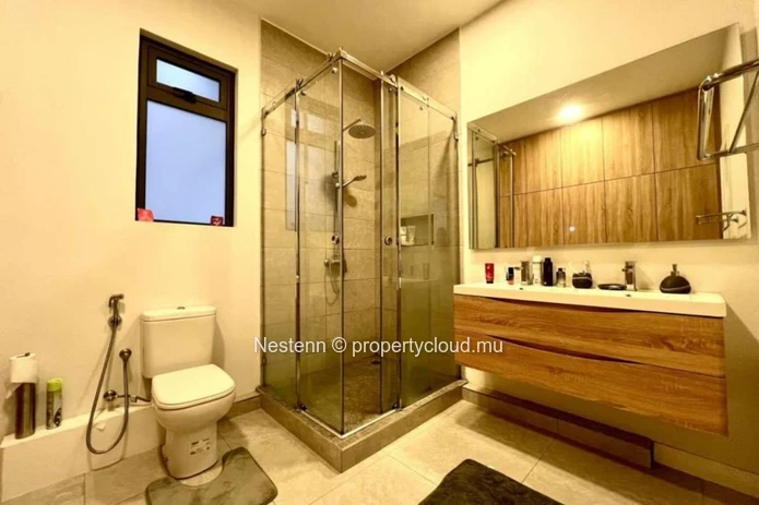 Maison spacieuse et moderne dans un complexe sécurisé et prestigieux.