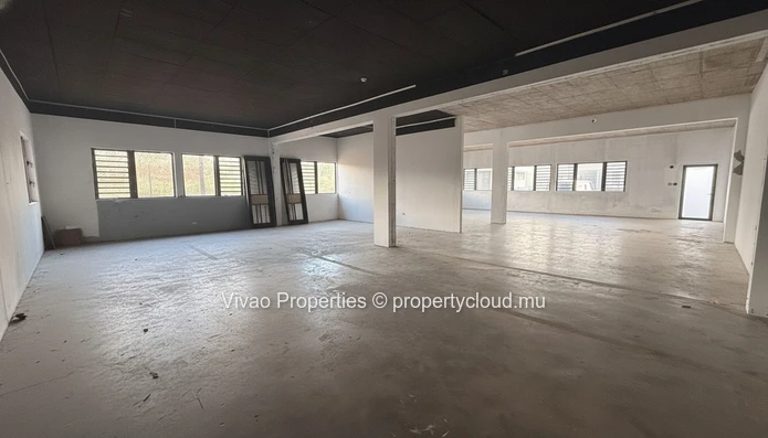 Showroom et espace de bureaux commerciaux de 210 m² à louer à Calebasses – 140 000 Rs/mois Idéalement situé à Calebas...