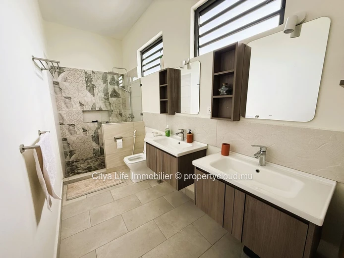 Élégante Maison Meublée avec Vue Panoramique à Flic en Flac