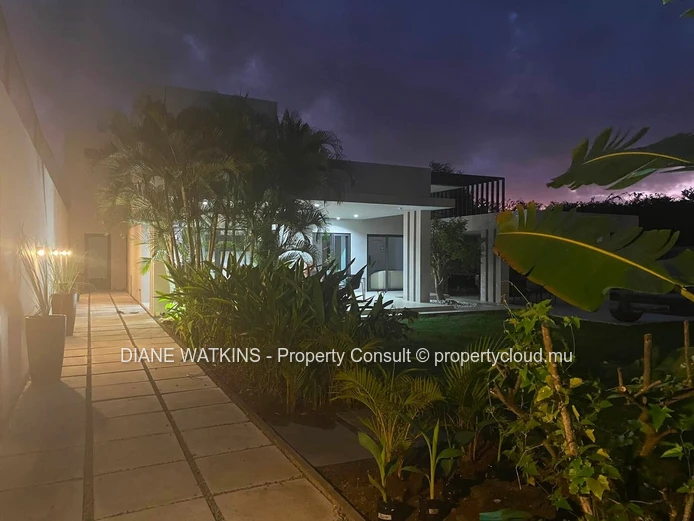 Villa Contemporaine Meublée de 4 Chambres avec Grand Jardin Tropical à Vendre à Bain Boeuf