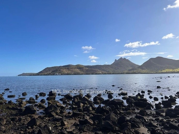 Terrain en front de mer et riviere