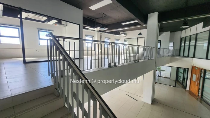Bureau moderne de 292 m² à Phoenix, avec 6 places de parking, ascenseur privé, groupe électrogène, parking sécurisé e...