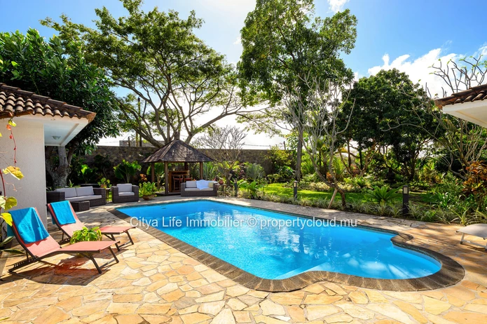 Maison meublée à louer à Calodyne, 406m² sur terrain de 2.500m², 4 chambres, piscine privée, garage, jardin, veranda....