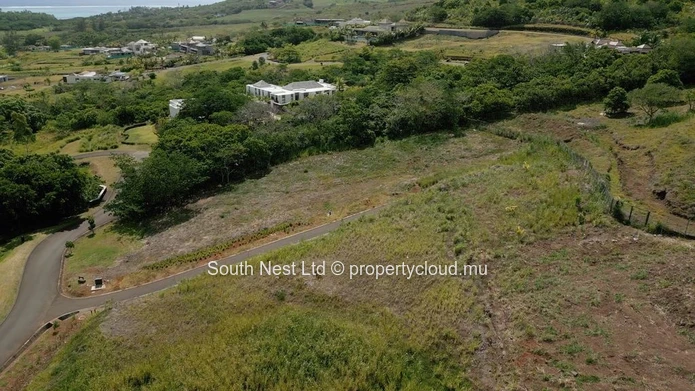 Terrain vue partielle mer de 1475 m² dans un domaine golf et mer d'exception