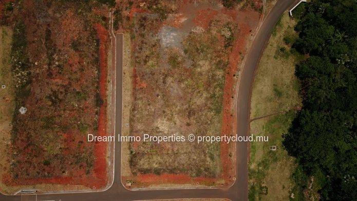 Beau et grand terrain de 1 575 m² dans le prestigieux domaine golfique Heritage Villas Valriche à Bel Ombre – Ile Mau...