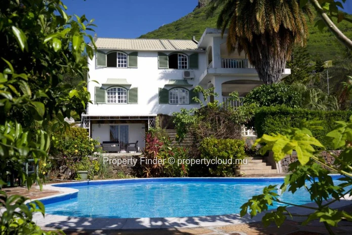 Estate Villa with Airbnb Guest Suites, Squash Courts & Sea Views - For sale - Tamarin
