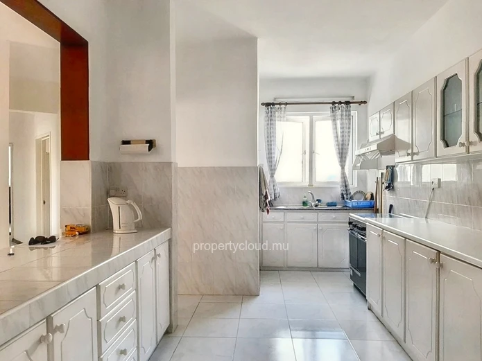 Quatre Bornes à vendre confortable appartement meublé de 3 chambres dans résidence sécurisée avec piscine et salle de...
