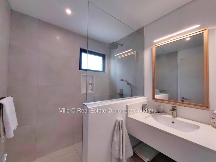 Dans une résidence sécurisée pieds dans l'eau, jolie appartement clé en main, de plain-pied avec un jardin privatif p...