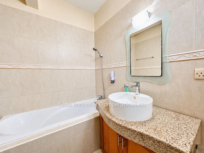 IDEALLY LOCATED APARTMENT Located in a prime area, this property combines comfort and convenience. Perfectly situated...