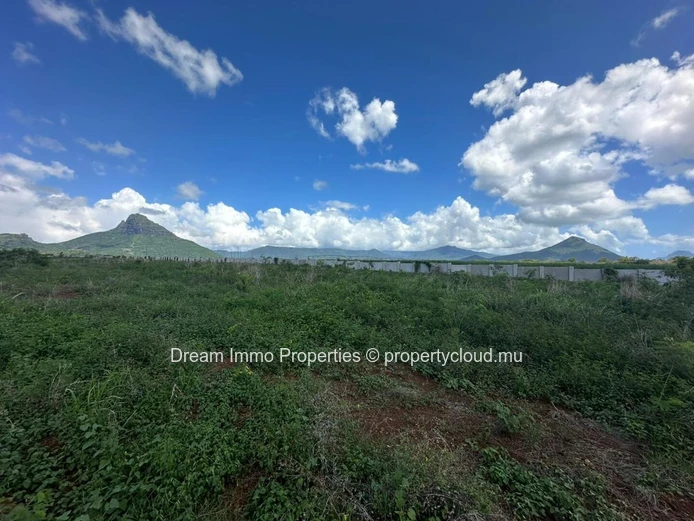 Terrain Residentiel De 595 M2 Vue Mer & Montagne A Flic En Flac - Ile Maurice