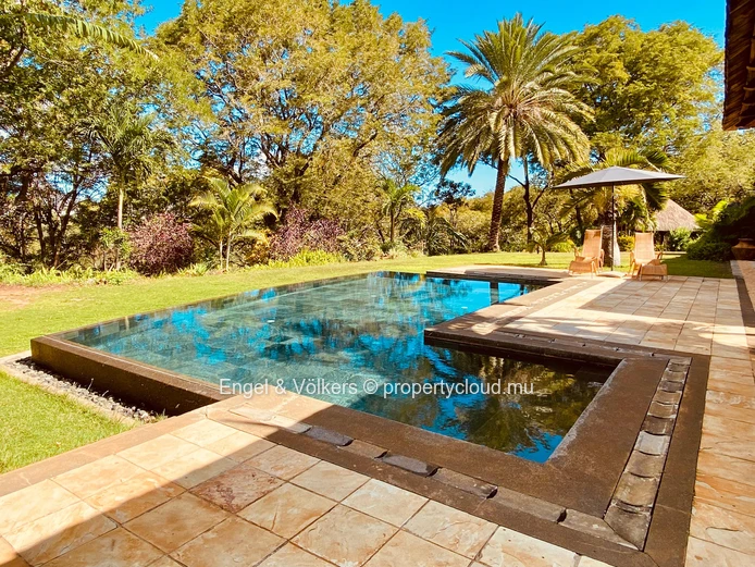 5 Bedrooms Villa on a golf Course