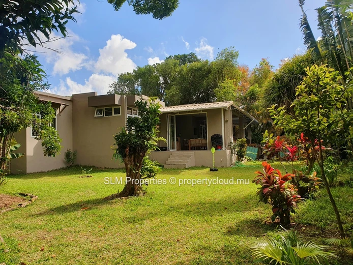 Maison familiale de 5 chambres avec grand jardin à Curepipe