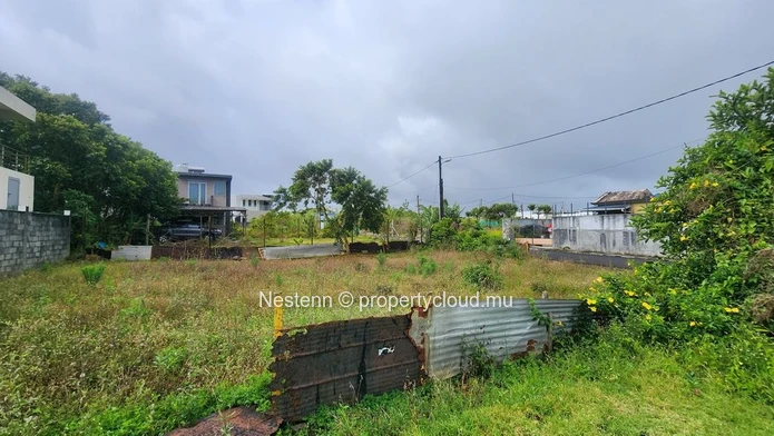 Corner plot flat land of 423 m² near amenities