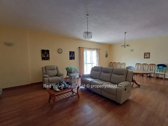 Appartement de 3 chambres entièrement meublé à vendre à Beau Bassin