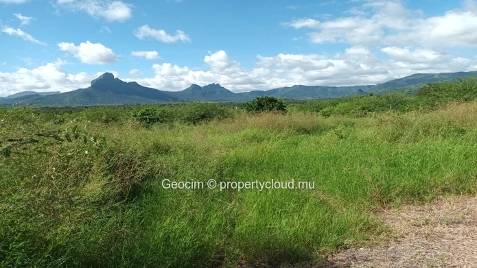 Tamarin freehold plot of land 2153 sqm. Groundfloor only. (Sole Mandate)
