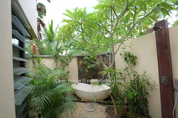 Villa à vendre à Rivière Noire, 320m² habitables, terrain de 1.470m², 5 chambres, bureau, piscine privée. Prix : 900 ...