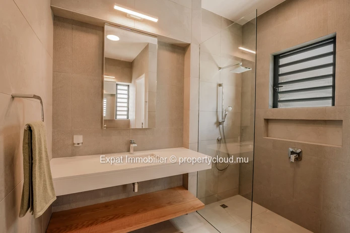 Prestigious 4-Bedroom Apartment With Panoramic Mountain Views – Bellevue Living
