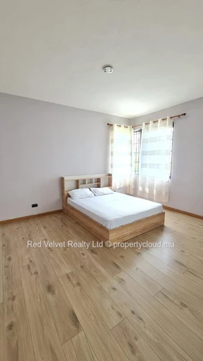 Maison meublée à louer à Ebène, 400m² habitables sur un terrain de 700m². Services et commodités à proximité. Prix Rs...