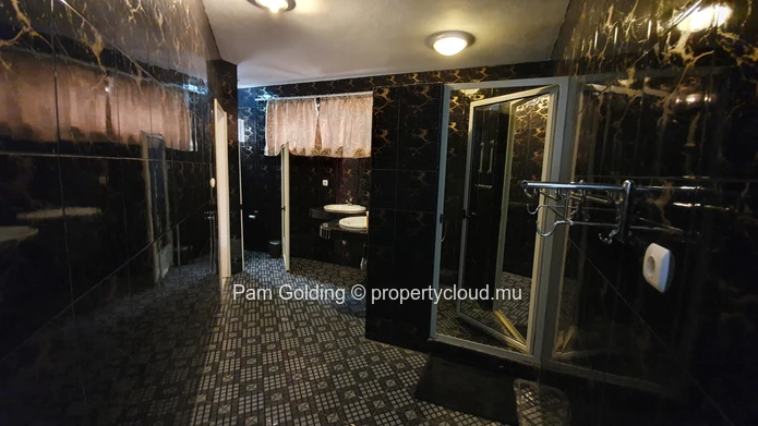 Propriété spacieuse de 8 chambres à coucher avec piscine à vendre à Flic en Flac