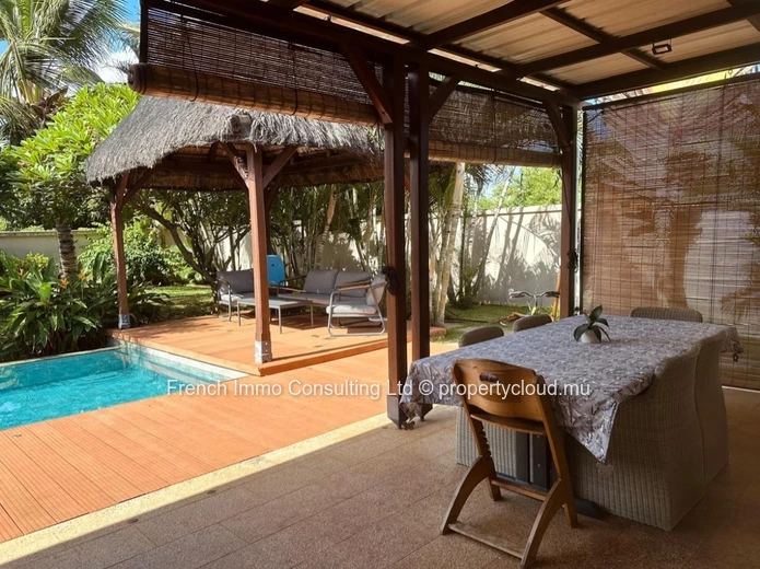 Belle villa de 4 chambres, 305 M2 hab sur 685 M2 de jardin tropical, accessible aux étrangers 