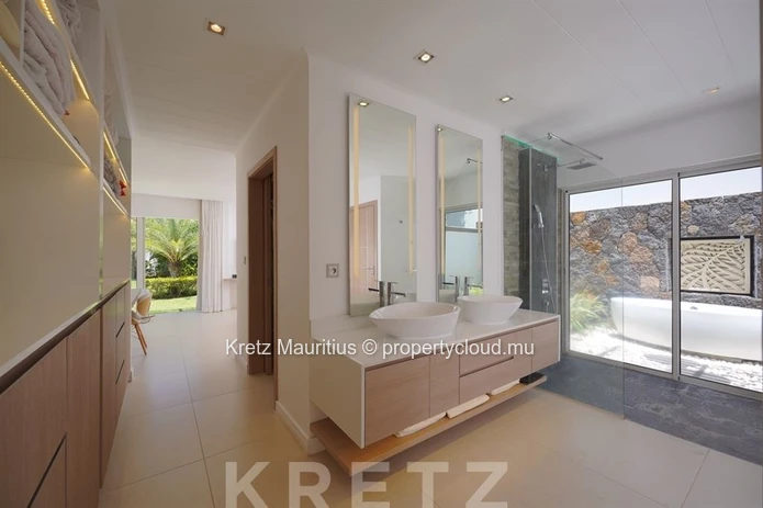 Contemporary villa with pool and jacuzzi in the heart of Grand Baie