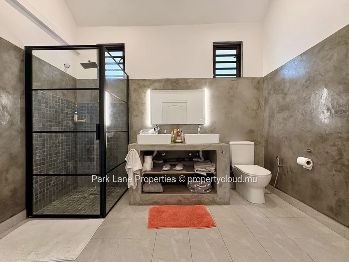 Modern Luxury Villa with Mountain Views and Private Pool in Tamarin