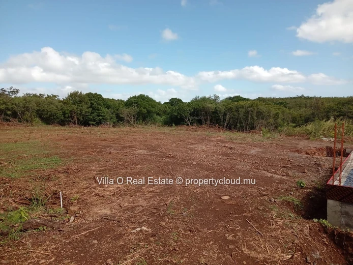 A secure investment with this advantageous location offering 3 access points from Grand Baie, Chemin 20 pieds, and Pe...