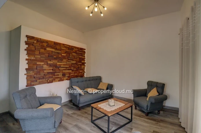 Charmante maison au rez-de-chaussée avec espace jardin – Proche du pont SAJ