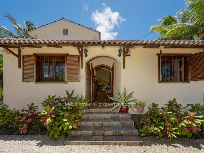 Charming and spacious 4 bedroom villa, Calodyne