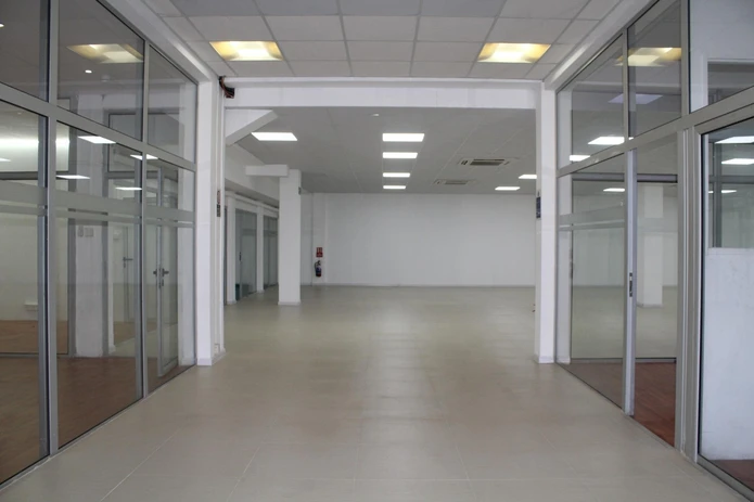For sale - Unfurnished commercial building of 1420 m2 well located in Phoenix.