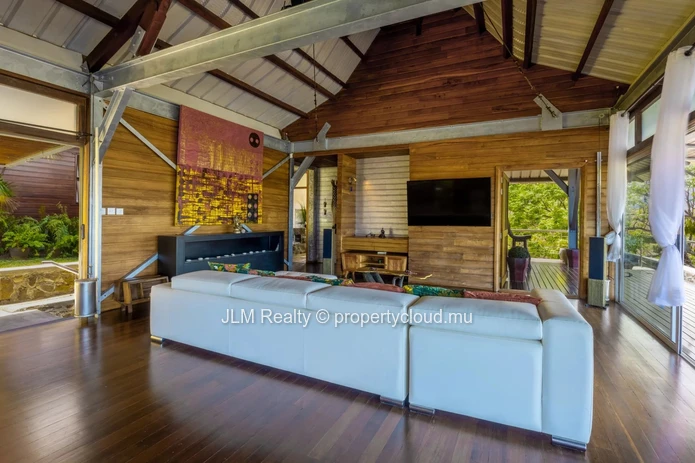Villa d’exception avec vue panoramique sur le lagon et Le Morne à vendre à Rivière Noire, Ile Maurice