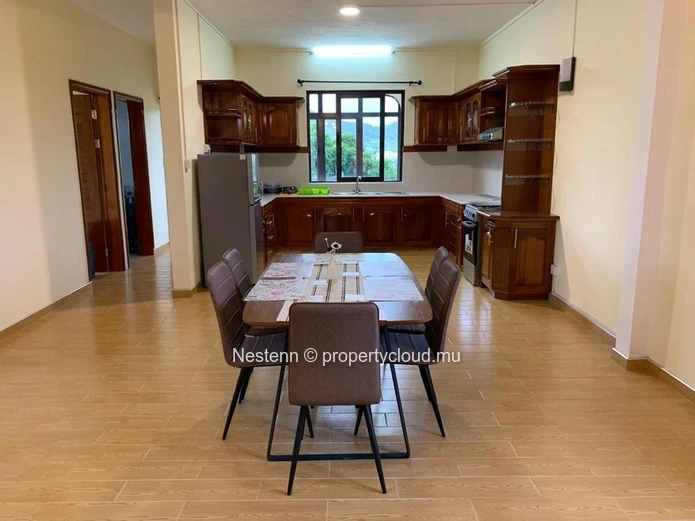 Appartement moderne de 3 chambres récemment rénové avec vue sur la montagne.