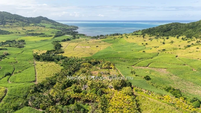 Sea-View Estate with 17 Chalets in a Lush Tropical Setting