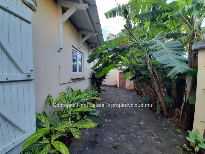 Charming House in Quatre Bornes
