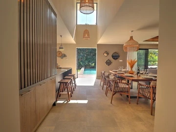 3-bedroom villa with private pool, jacuzzi, sea access, and close to golf