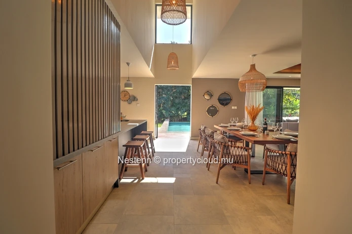 3-bedroom villa with private pool, jacuzzi, sea access, and close to golf