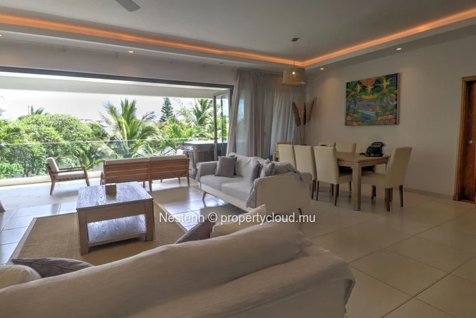 Bright 3-bed apartment with spacious jacuzzi in a residence