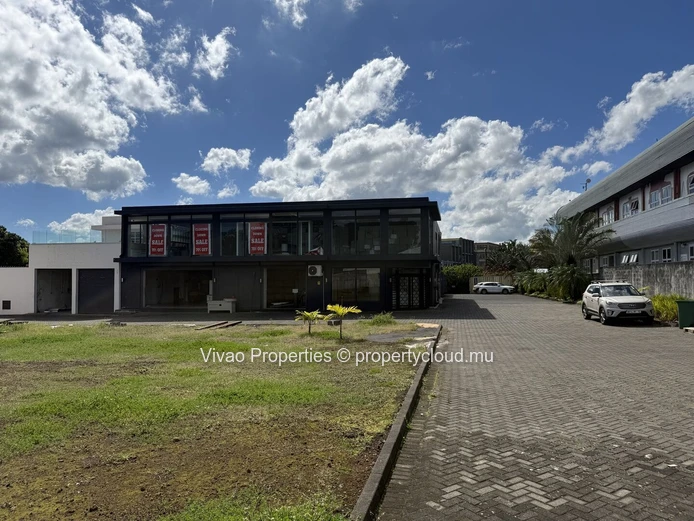 Bâtiment industriel de 1670m² à vendre à Phoenix avec un terrain de 4560m² - Rs 100m