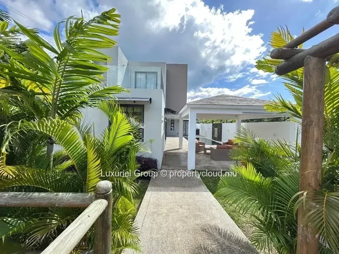 Contemporary Villa for Rent with Pool, Kiosk and Security System