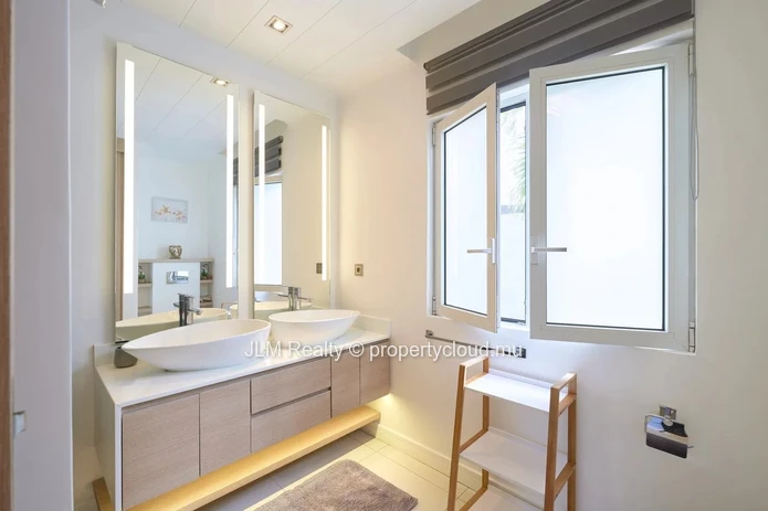 Villa Meublée avec Piscine Privée à Vendre à Grand Baie, Île Maurice